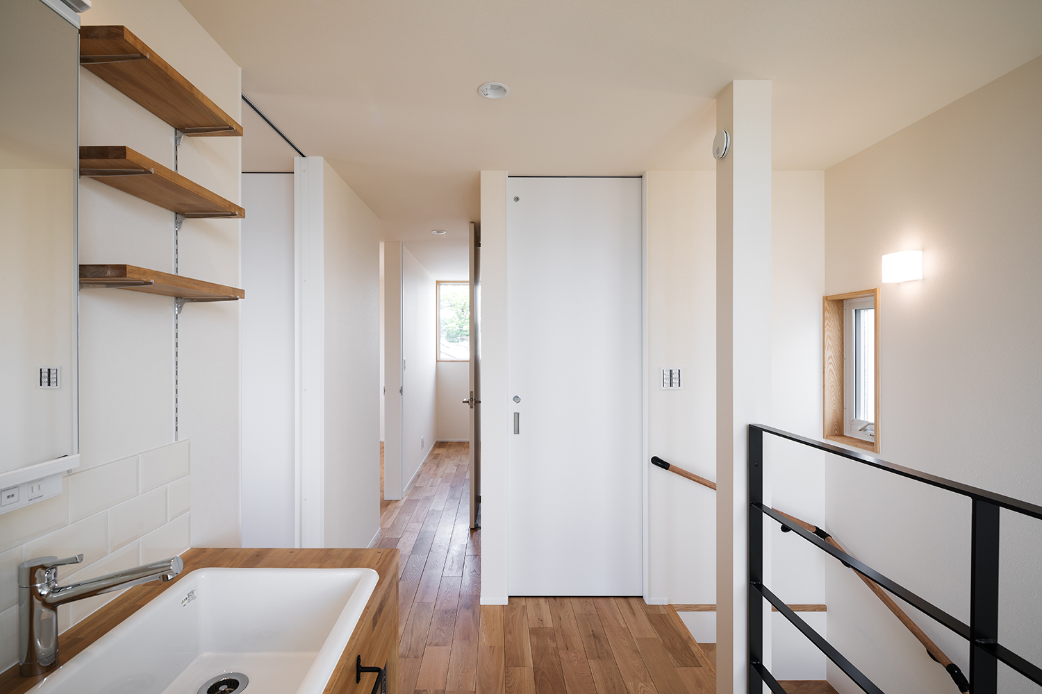 tact design firm【デザイン住宅、間取り、スキップフロア】収納棚とシンクが備え付けられた洗面スペース。木の温もりを感じられるデザインが特徴的