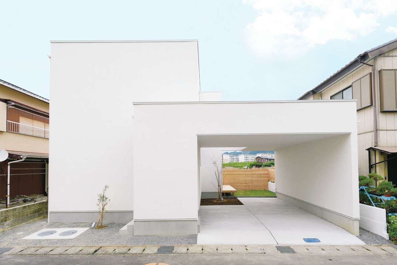 住家 JYUKA【デザイン住宅、間取り、建築家】プライバシーが守られる外観。駐車場に車を置けば、中庭もプライベート空間に