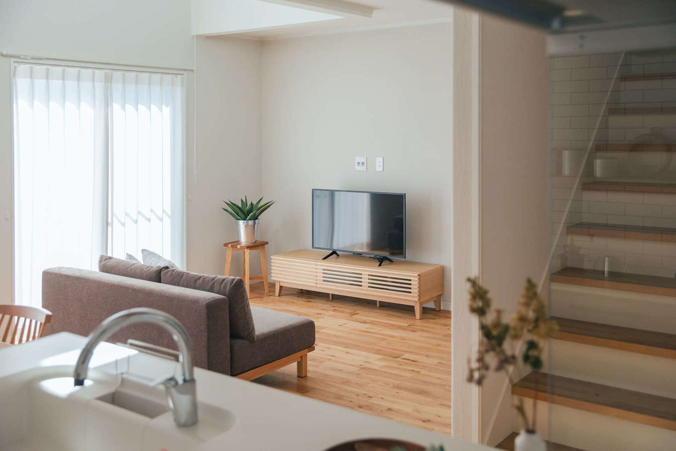 ほっと住まいる【自然素材、間取り、インテリア】料理をしながらテレビが見られるレイアウト