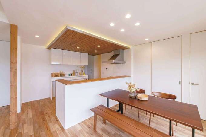 キッチンは天井を板張りにしてゾーニング。キッチンまわりはスペースにゆとりを持たせてあるので、リビングダイニングや小上がりへの行き来もラクラク