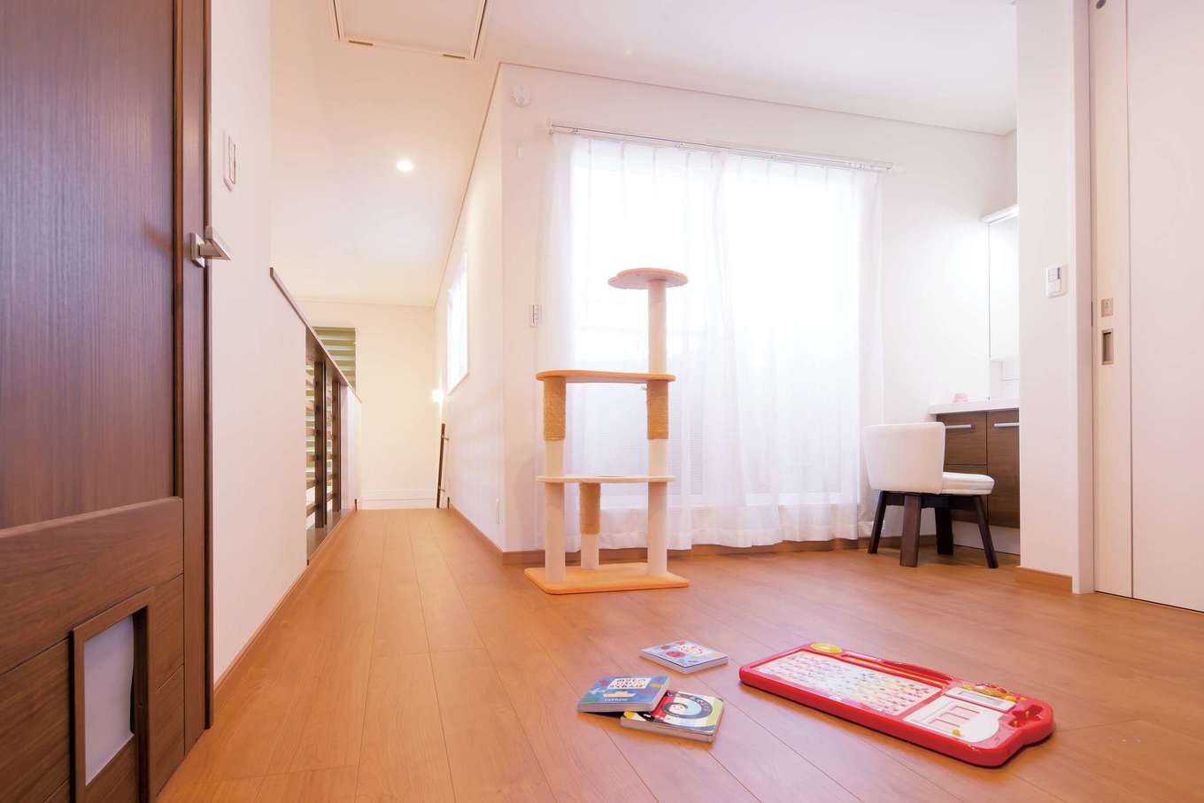住宅工房 アリアンス【子育て、省エネ、間取り】フリースペースは猫のタローが独り占め