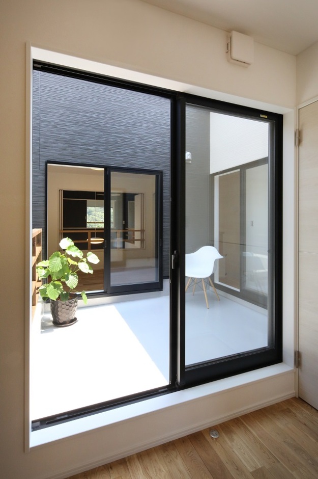 3つの子ども部屋の中心に位置する“子どもバルコニー”。家の内外を子どもたちが自由に駆け巡る。暗くなりがちな北側の部屋に光と風を取り入れる役目も果たしている。寝室には“大人バルコニーも”設置