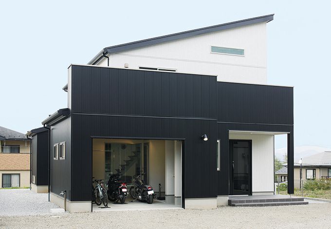 白と黒のコントラストを効かせたスタイリッシュな外観