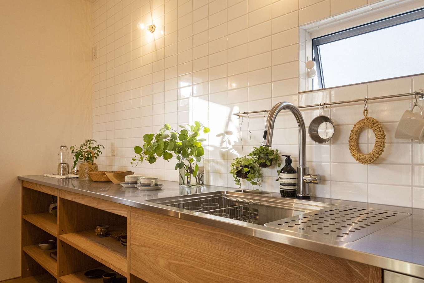 Hands Works（アオイ建築）【自然素材、間取り、インテリア】造作のキッチンは壁付けに。白いタイルを贅沢に張ってニュアンスを出した