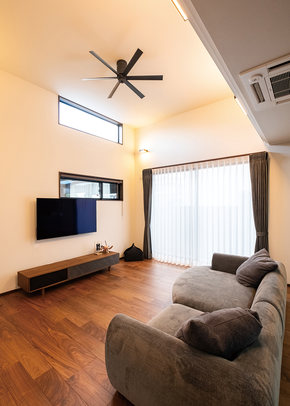 -delphi- デルフィ（藤井建築事務所） 【デザイン住宅、高級住宅、建築家】半吹抜けの開放感あふれるリビング