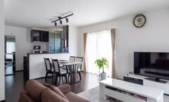 開放的なLDK空間は、自然光が差し込む明るい雰囲気。ダイニングエリアとリビングスペースが一体となり、家族のコミュニケーションが取りやすいデザインである。