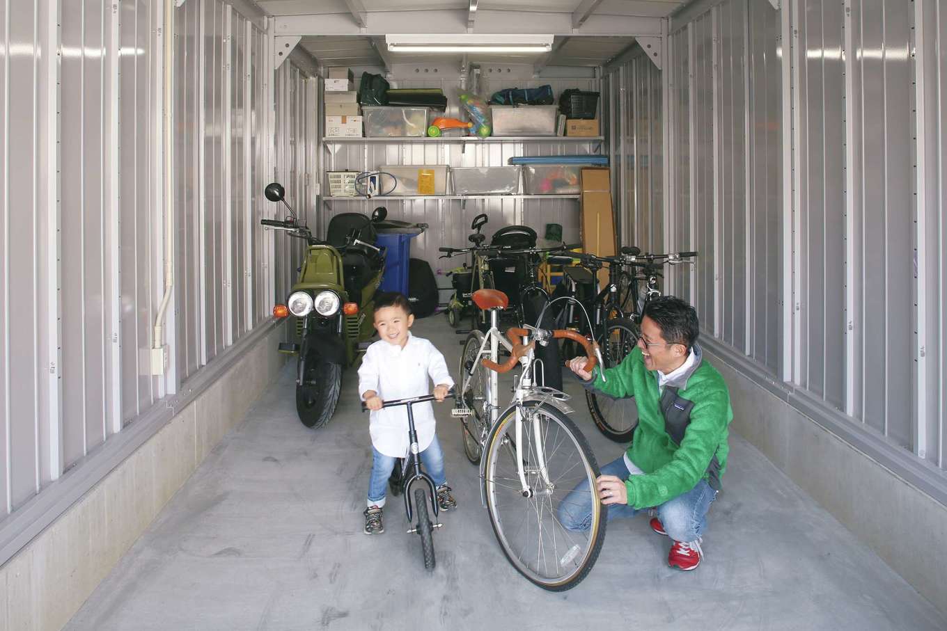 神谷綜合建設 カミヤの家【デザイン住宅、収納力、二世帯住宅】ご主人の趣味である自転車や登山の道具が入ったガレージ