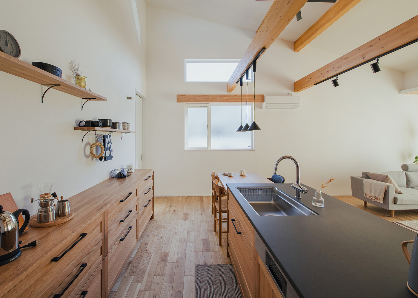 ainoa.life くらはし建築【省エネ、平屋、収納力】温かみのある木をふんだんに使ったインテリアで経年変化も楽しめる