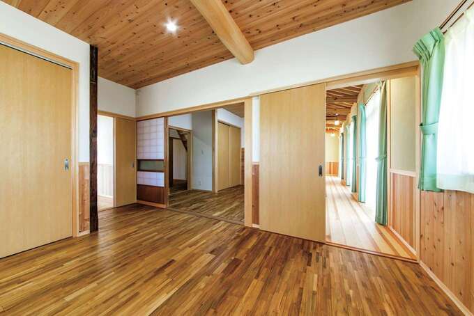 Ｌ字に配された広縁のつきあたりにある個室から見通す。ここから北側の通路を抜けて、ＬＤＫ側に通じる回遊プラン