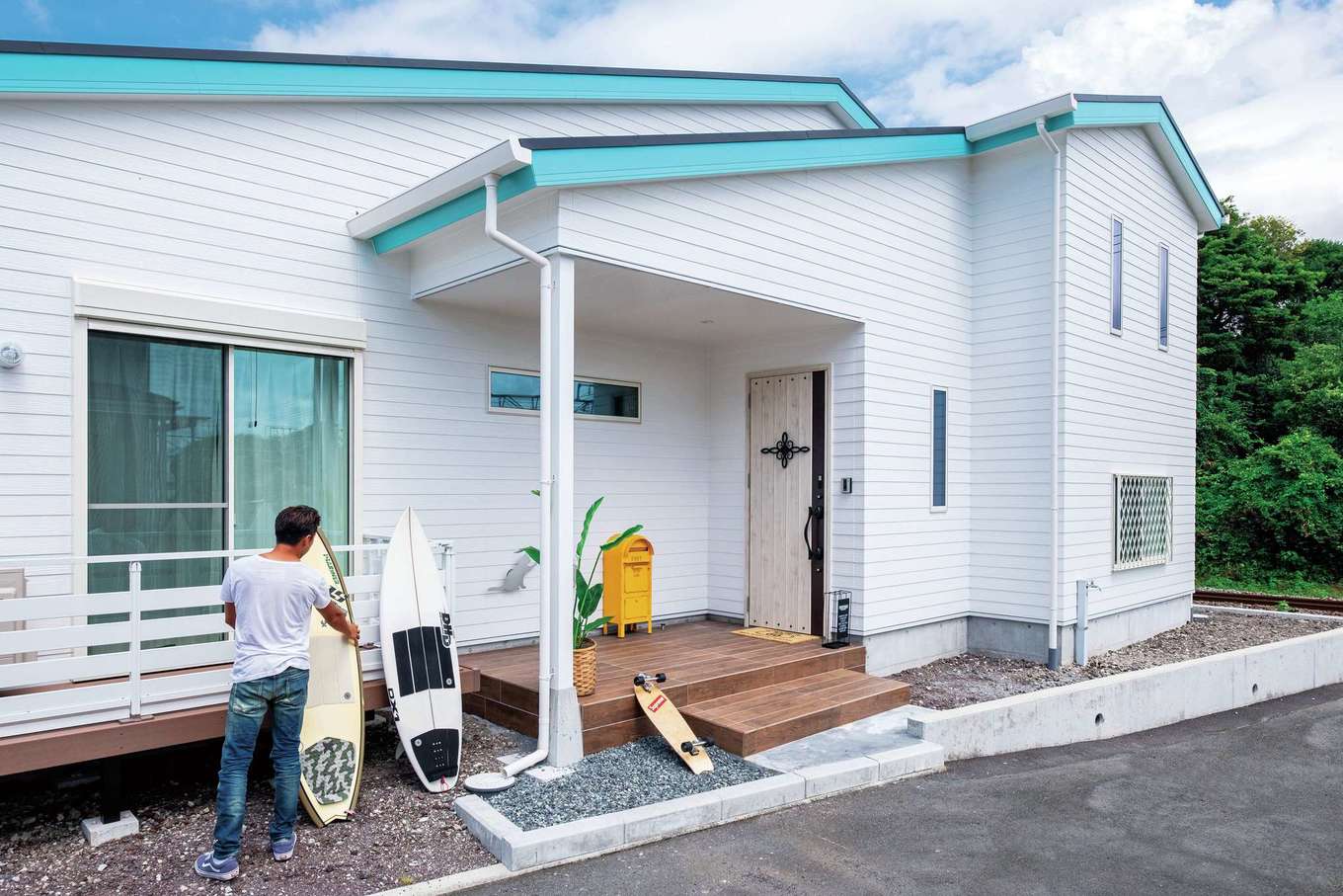 工藤建設【デザイン住宅、趣味、間取り】2階部分から伸ばした玄関屋根で建物のフォルムに変化を