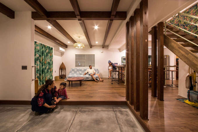 『Yamaguchi Design』のモデルハウスを真似て取り入れた土間スペース。「最初は特に用途を考えず、ただ雰囲気が気に入って取り入れたんですが、実際に暮らし始めると、DIYの作業場をはじめ、娘たちの遊び場やダンスの練習場など、多目的に使えてとても便利です」とご主人