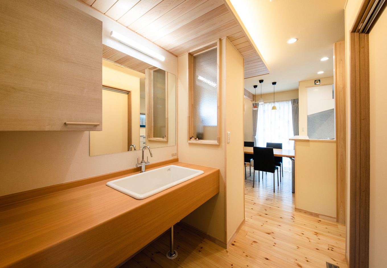 瀧口建設｜キッチンと脱衣室の間にある洗面コーナー。深底シンクで使い勝手も抜群。回遊動線で玄関からリビングを通らずにアクセスできるので、ゲストも使いやすい。