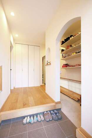 玄関ホールには、たっぷり収納できるシューズクロークをつくった。2WAYが便利で、アーチ壁もかわいらしい