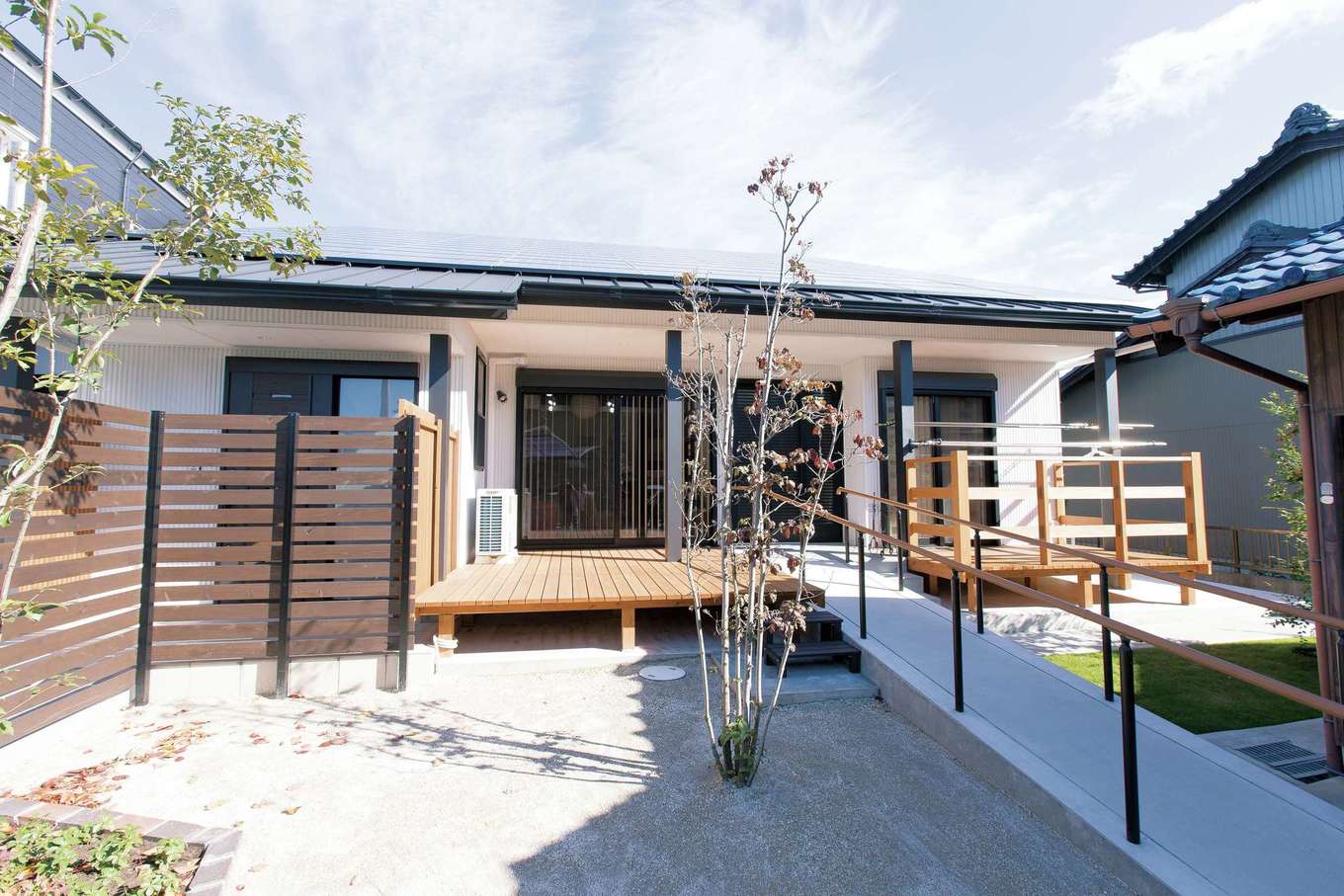 深見工務店 S-style｜外からは平屋建てに見える外観。同じ敷地内には両親や兄弟が暮らす家が向き合うように建ち、外からの視線は一切ない