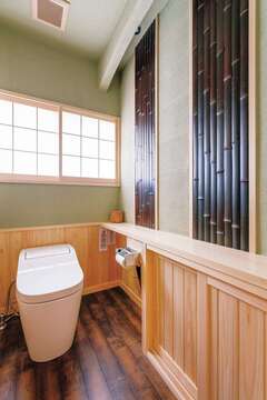 旅館のような非日常的な空間を演出した親世帯のトイレ。鶯色の塗り壁は消臭効果の高い薩摩中霧島壁（標準仕様）