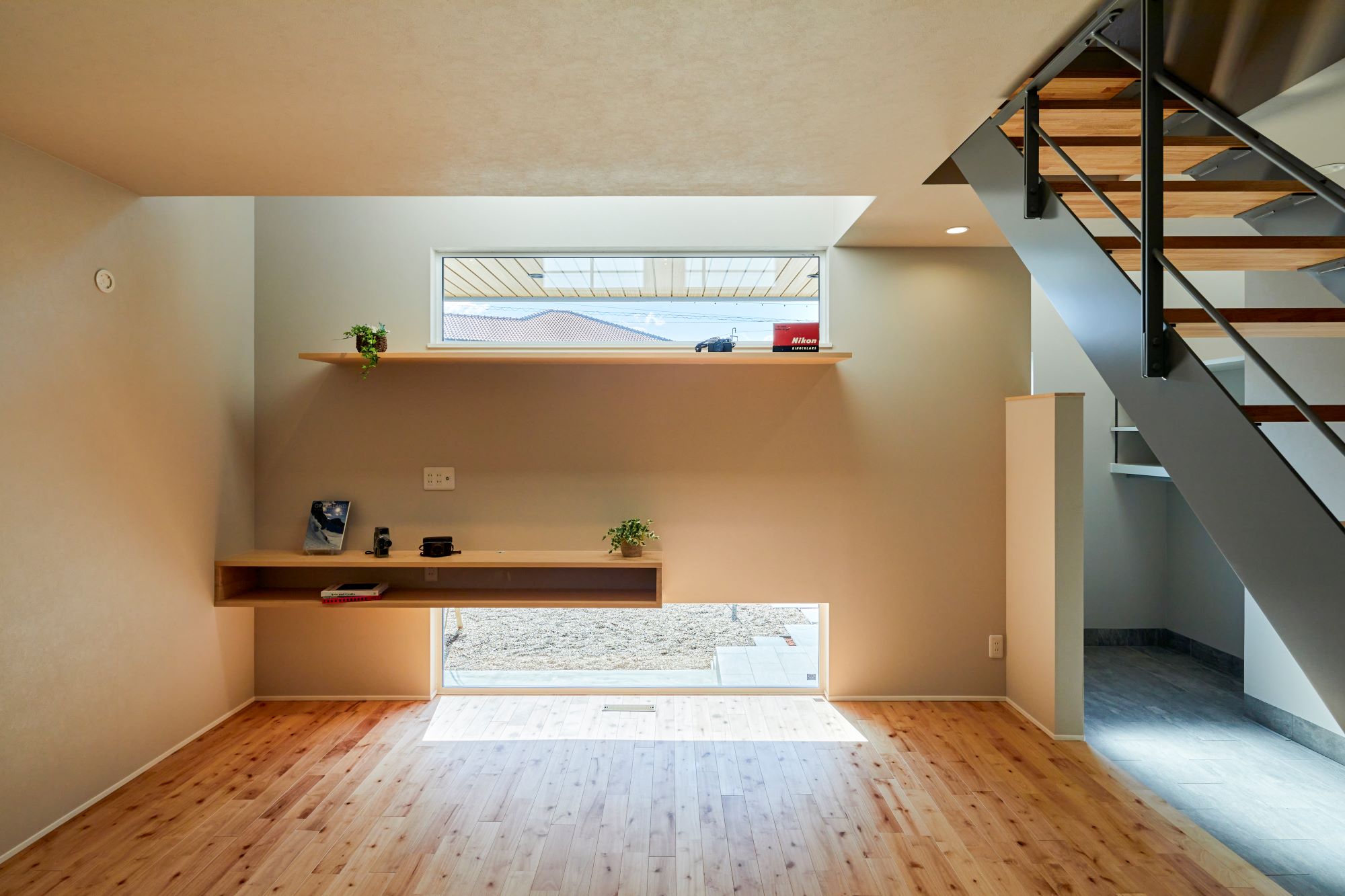 GATE（R+house春日井）｜シンプルで落ち着いたデザインのスキップフロア。階段が部屋のアクセントとなり、開放感を演出している。