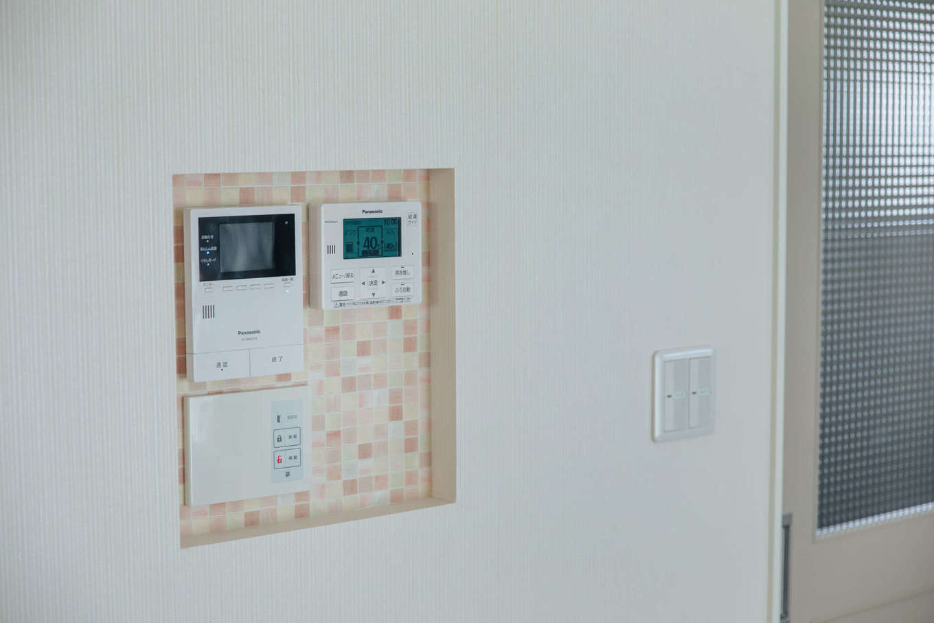 エフエフ住宅【1000万円台、夫婦で暮らす、平屋】モニター類はニッチに集約し、使い勝手も抜群