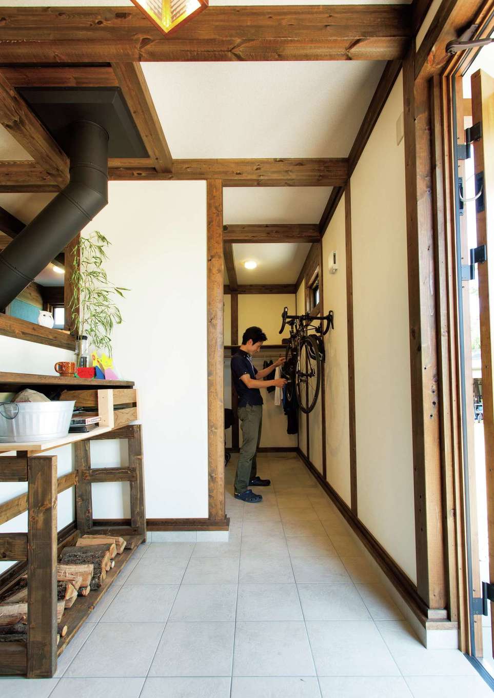 サイエンスホーム【デザイン住宅、自然素材、間取り】奥まで広い土間収納。ご主人が自転車の手入れをしたり、かわいい雑貨を飾ったり、ご近所さんとのコミュニケーションの場にもなる