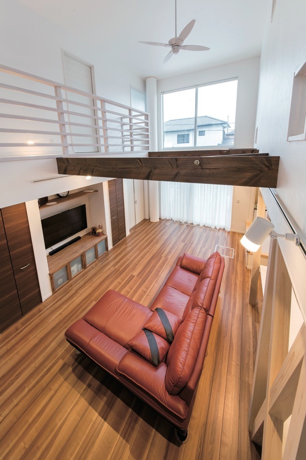 これほどの大空間でも太陽熱と太陽光を活用した「OMクワトロソーラー」の床暖房で、家の隅々まで同じ温度を保つので、年中薄着で過ごせる