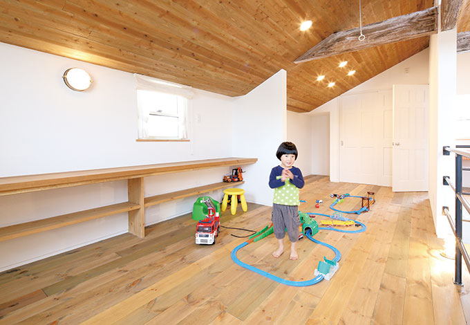 富士ホームズデザイン【デザイン住宅、趣味、自然素材】子どもが小さいうちはスタディコーナーと子ども部屋をつなげてオー プンに