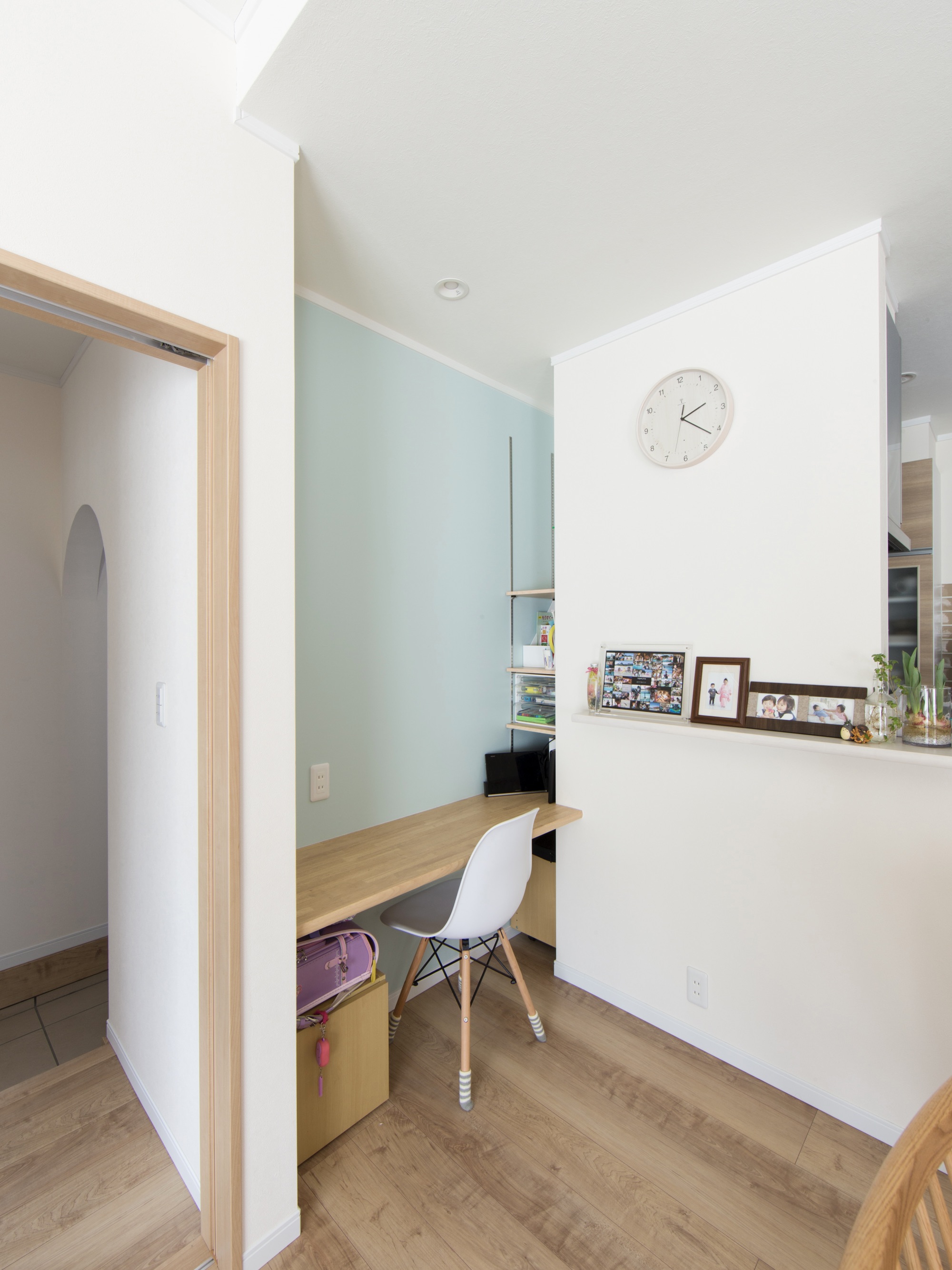 エスホーム｜ダイニング奥に造作で作ったスタディスペースは、リビング学習やPC作業に便利。ブルー系のクロスがインテリアとしてもアクセントになる。