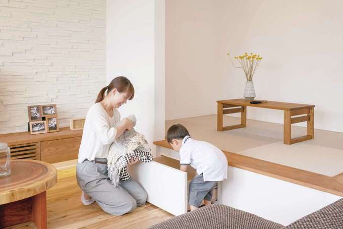 小上がりになった和室の段差を利用した引き出し収納。リビングに散らかりがちなオモチャや来客用の座布団などを収納できる 