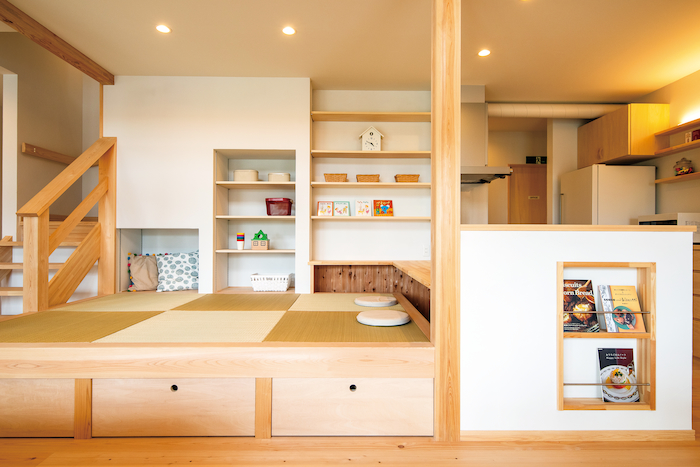 福工房【豊川市篠束町仲堀65-1・モデルハウス】キッチン前の小上がりは足を伸ばせるカウンターが備えられ、宿題や晩酌に