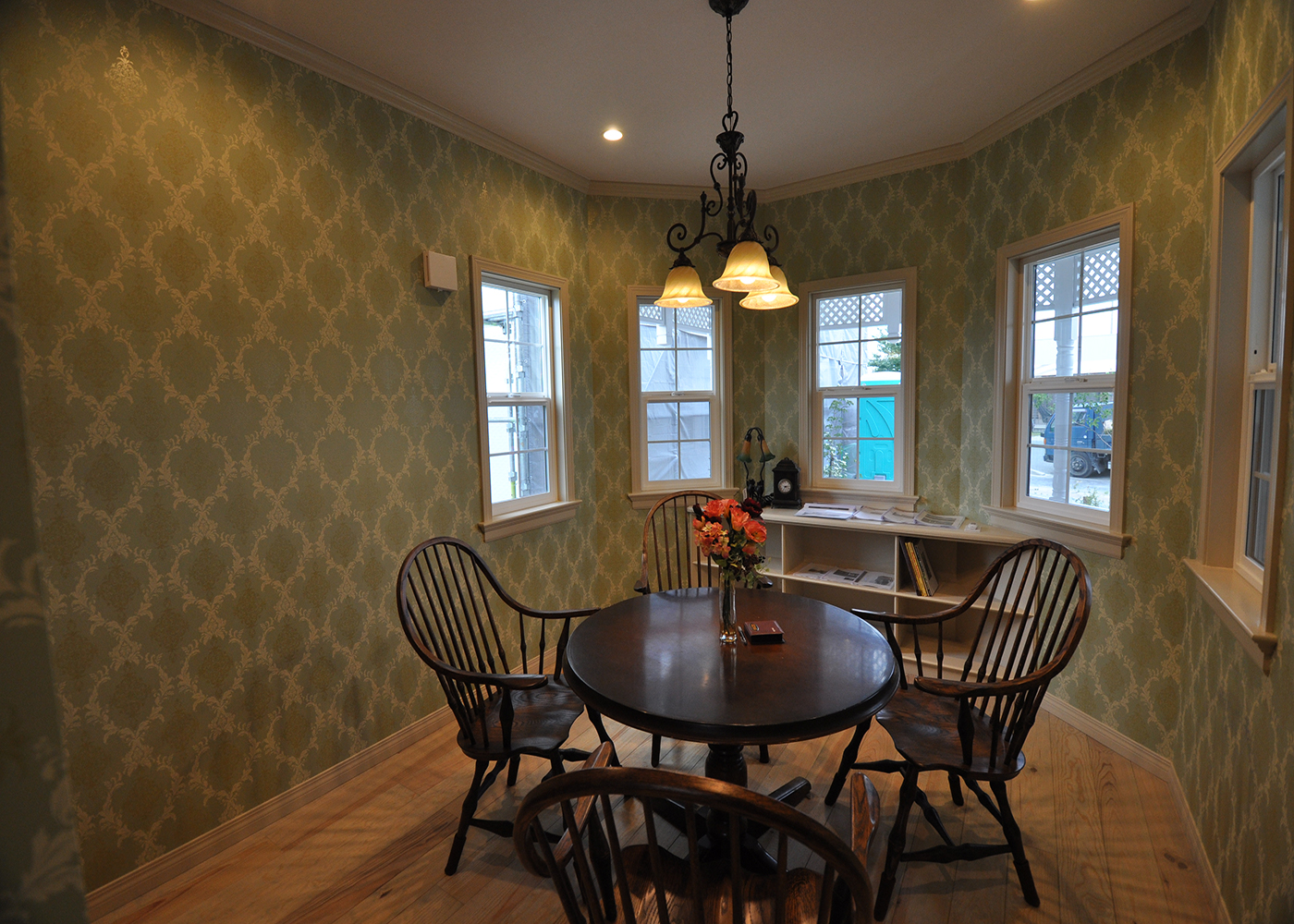 リンゾー【デザイン住宅、輸入住宅、インテリア】塔屋部分の書斎は、多面採光により一層明るくて開放的な空間に。照明、クロスにもこだわって特別な空間を演出