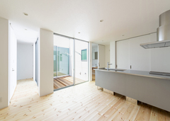 オープンエアの中庭から全室の隅々へと光が届く間取り。デッキにつながる窓には天井まで届くハイサッシを採用し、空間をより広く感じられる工夫もプラスしている