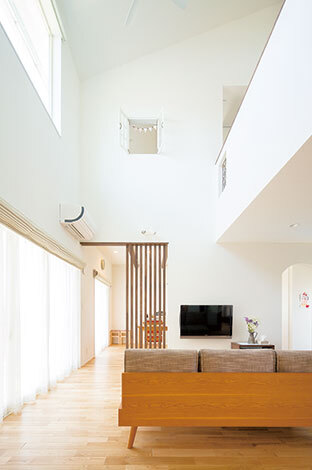 アイシネンは現場発泡型の断熱材。細部まで充填できるため、断熱欠損を防ぐことができ、光熱費も削減される