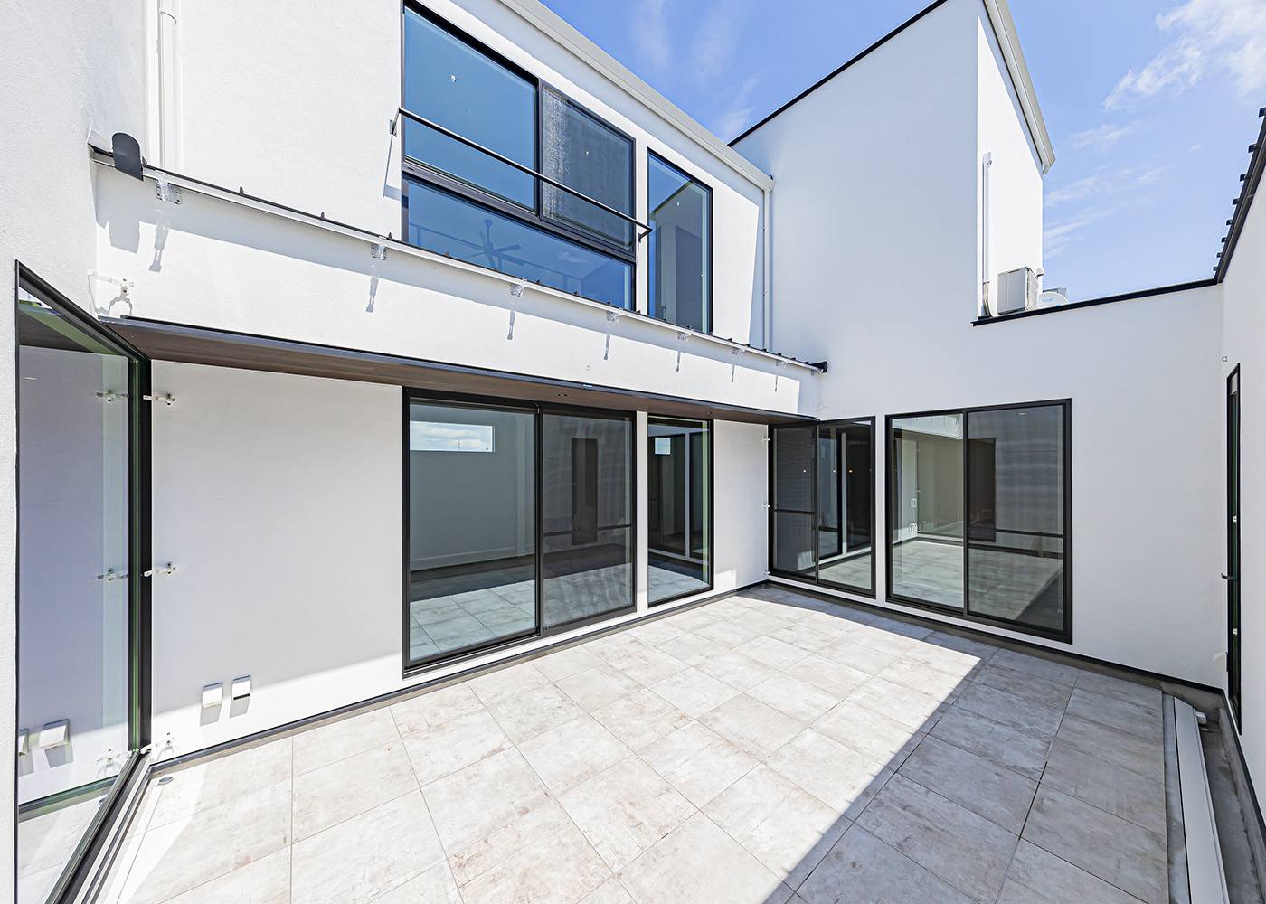 ARRCH アーチ【デザイン住宅、高級住宅、建築家】陽光が照らして輝きを増すタイル張りの中庭