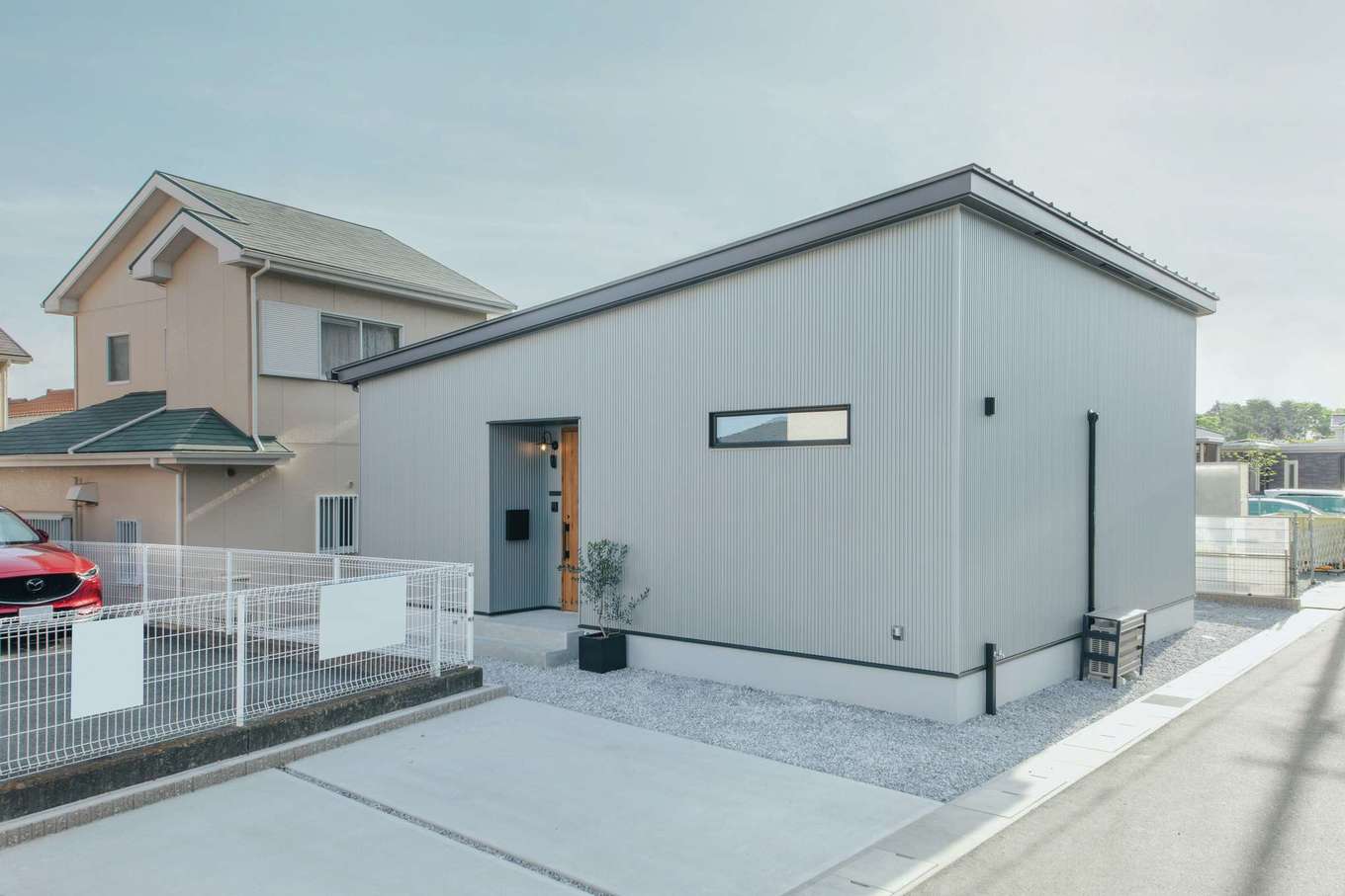 子育て安心住宅 Design Craft Office【子育て、間取り、平屋】外観はシンプルに。家の外側の窓は極力なくし、プライバシーを確保している