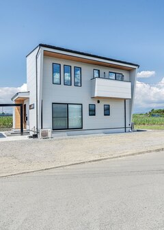 タテ・ヨコのラインが美しいスタイリッシュな外観デザイン。11kWの太陽光発電を搭載し、低燃費な暮らしを叶えた