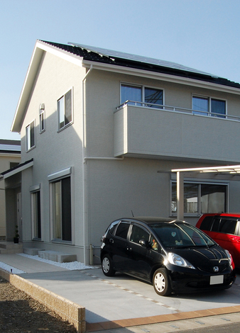 外観も白を基調とし、シンプルにまとめた。太陽光発電も搭載したエコな住まい