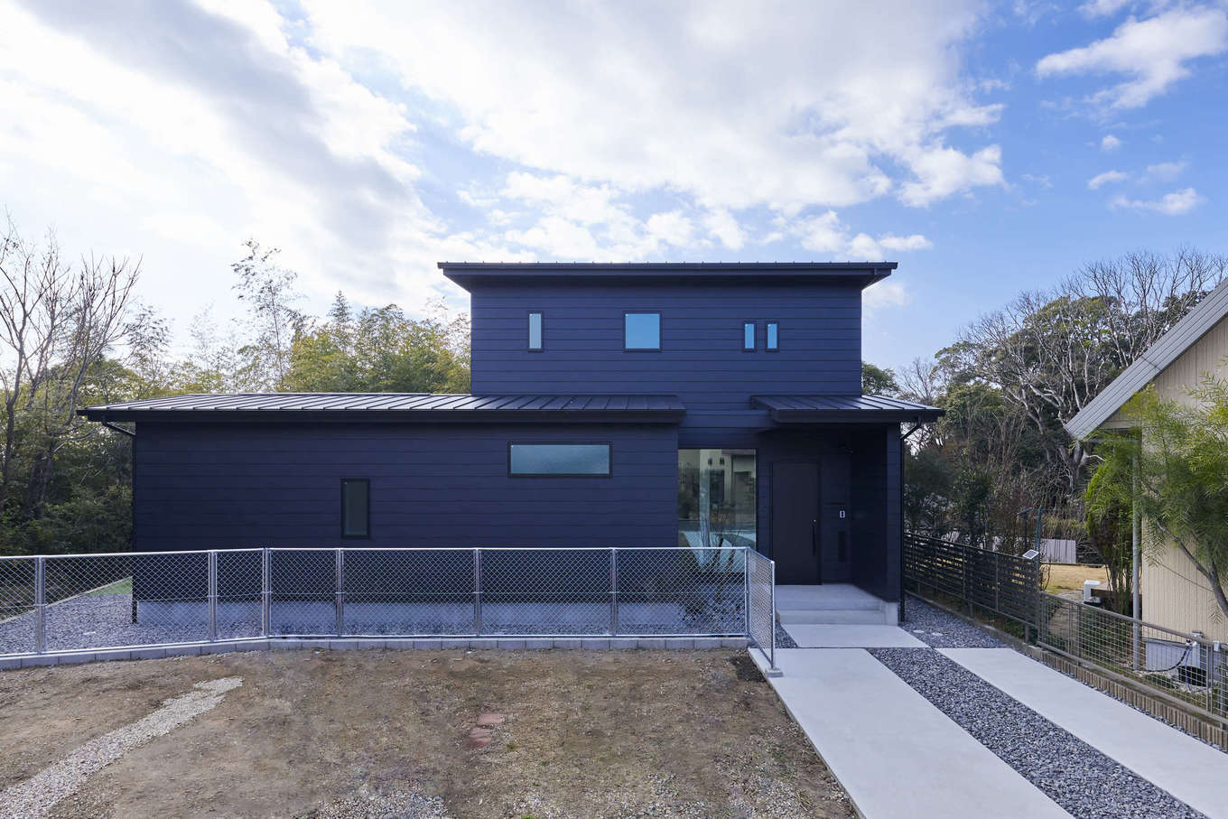 温戸ライフ【デザイン住宅、趣味、自然素材】旗竿敷地に完成したM邸。外壁も玄関ドアもすべて黒で統一。どっしりと安定した外観フォルムとPCフェンスの組み合わせ、外は閉じ、中に開いたプランニングが住まう人に安心感をもたらす

