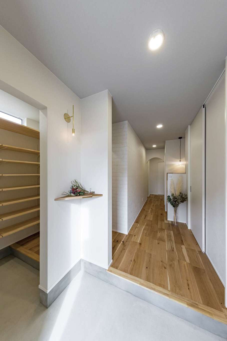 Gate air house/阿部住宅【デザイン住宅、省エネ、間取り】大容量の収納を設けて、常にスッキリと片付く玄関ホール