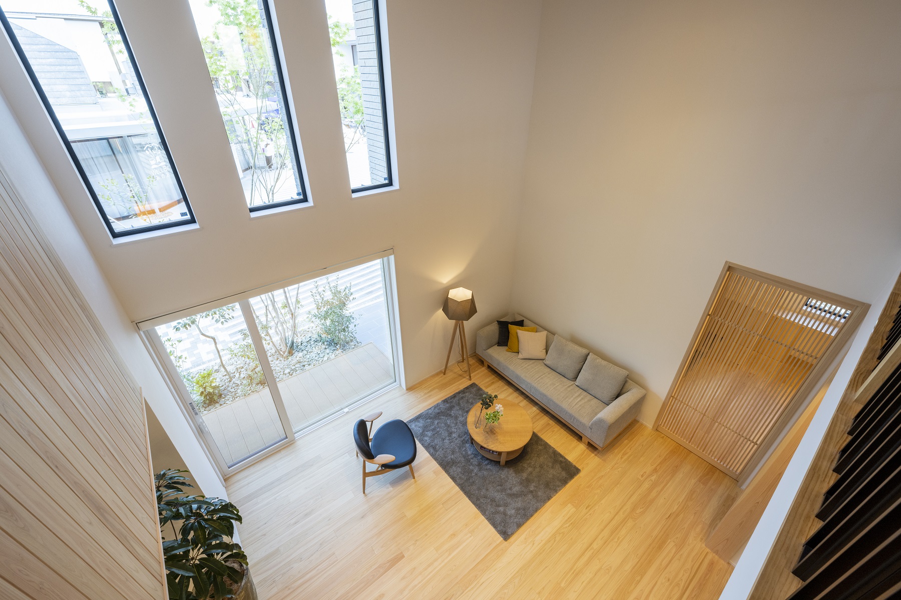 日本ハウスホールディングス 岐阜｜吹き抜けのある開放的なリビング。大きな窓からの自然光が入り、広々とした空間を感じさせる。シンプルで洗練されたインテリアが魅力。