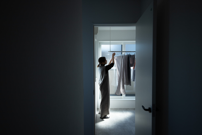 陽の光が射し込み、風が抜けるランドリースペース。家族の衣類を洗って、その場で屋内干し。バルコニーも付いているので、外に干したいモノも直ぐに干せます。
乾いた衣類はたたんだり、ハンガーに掛けたまま隣のファミリークローゼットへ収納。動線に合った収納を考えたのでモノが散らからないシンプルな空間になりました。
外から帰ったら手を洗って、キッチンやリビングに向かう生活動線もシンプルに計画されています。無駄が無いと自分時間を多くつくれちゃいます。