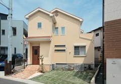 木調のドアやアイアン飾りで、奥さま憧れの南欧風に仕上げた外観。屋根には太陽光発電パネルも設置