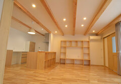 1階には親世帯が暮らす。玄関の先には、構造梁をむき出しにしたLDKへとつながる