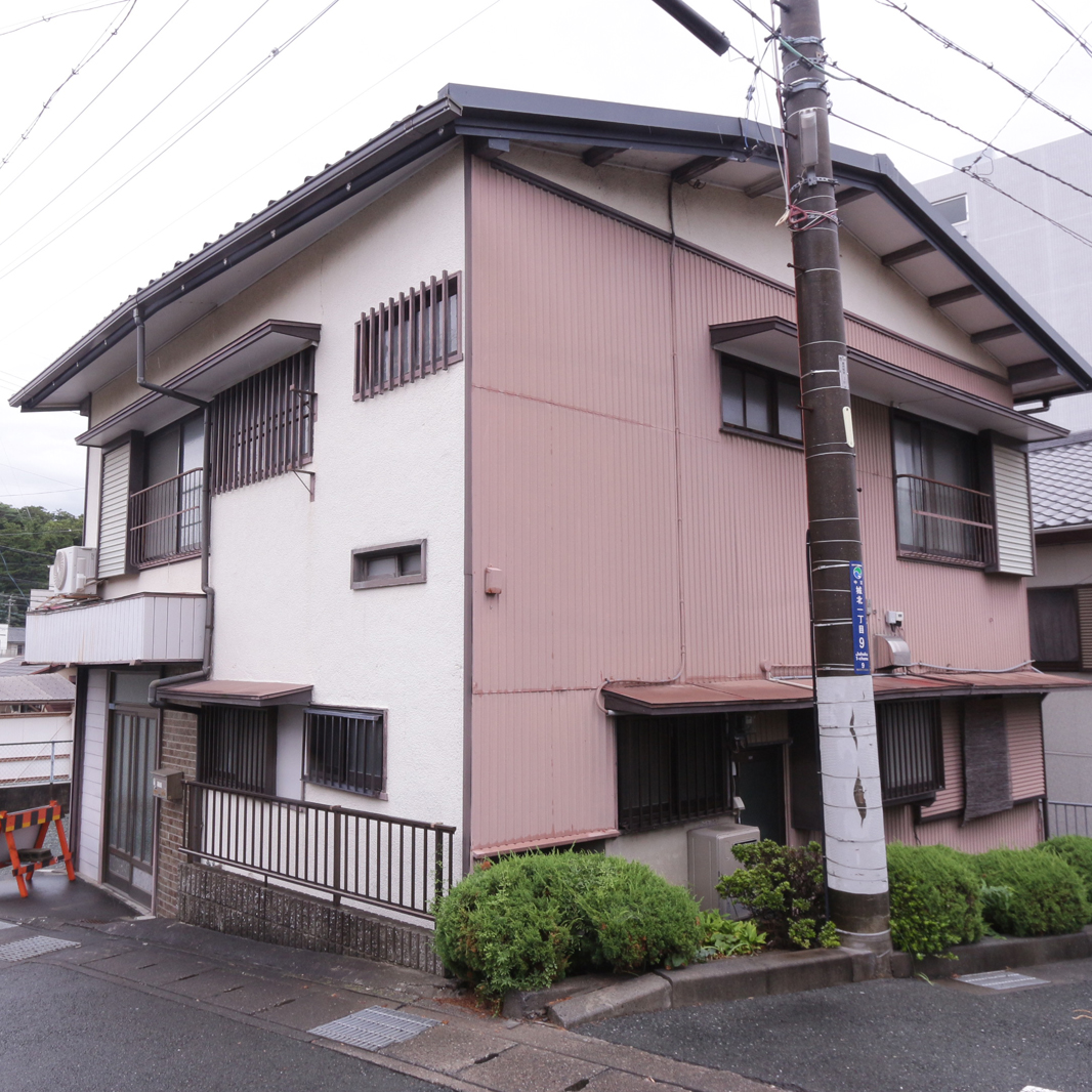 『瀧口建設』が探してきた築50年の中古住宅。街中へのアクセスも良好で、周辺にスーパーや病院、公共機関などが揃う便利な立地条件が気に入って購入した。徒歩圏内に高校や塾もたくさんあるので、将来的にお孫さんを下宿させて通わせたいという夢もあるそう
