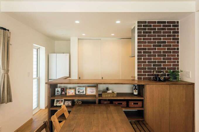 レンガタイルは玄関まわりに貼られたものと同じ。実際に見に行って選んだので、イメージ通りに仕上がったという