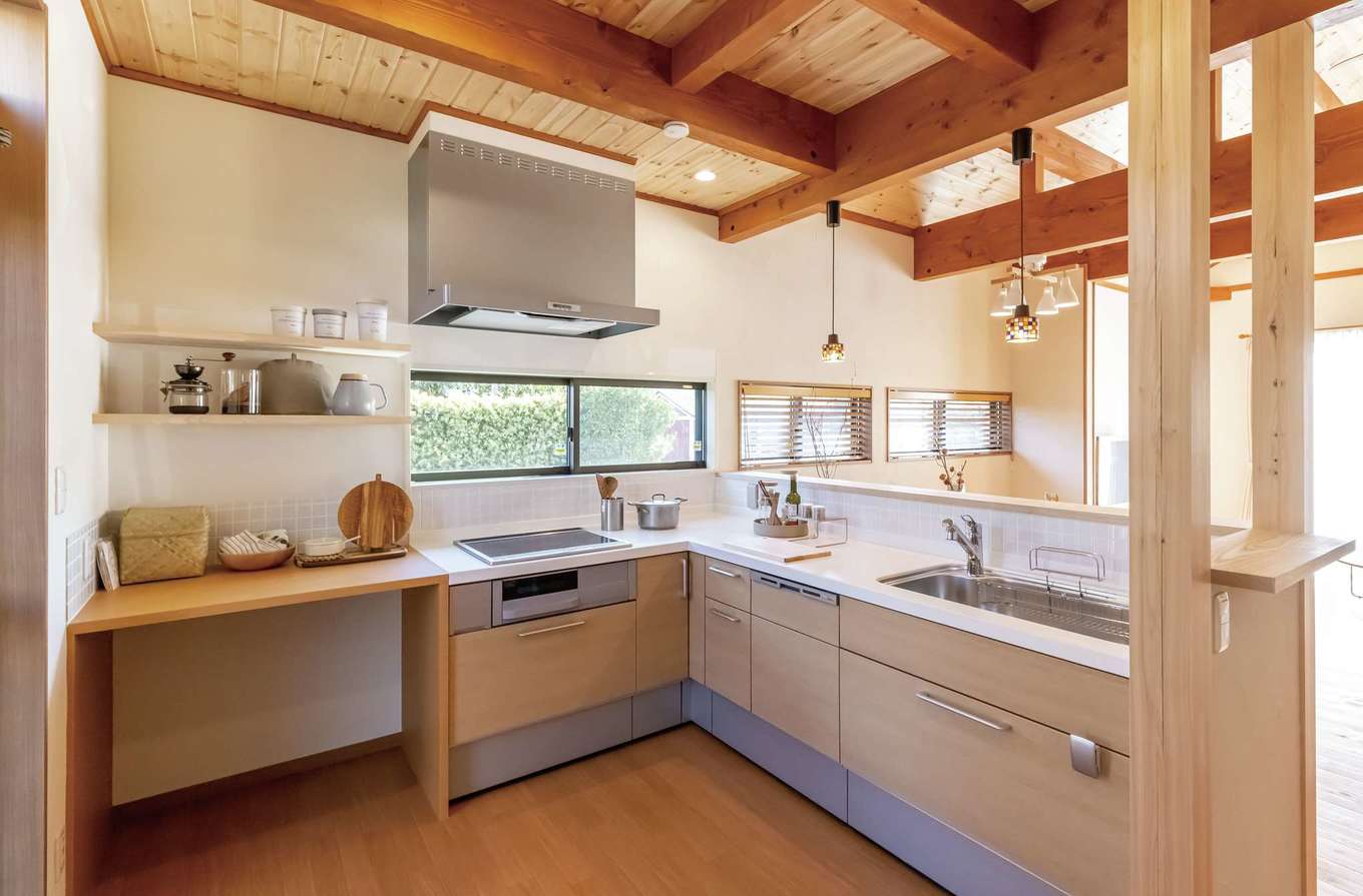 住まいるコーポレーション【デザイン住宅、自然素材、省エネ】キッチンはL字型にして作業スペースを広く確保。電磁調理器の隣には造作のゴミ箱収納を設置。上部のカウンターは調理スペースや家電置き場など多目的に使えて便利