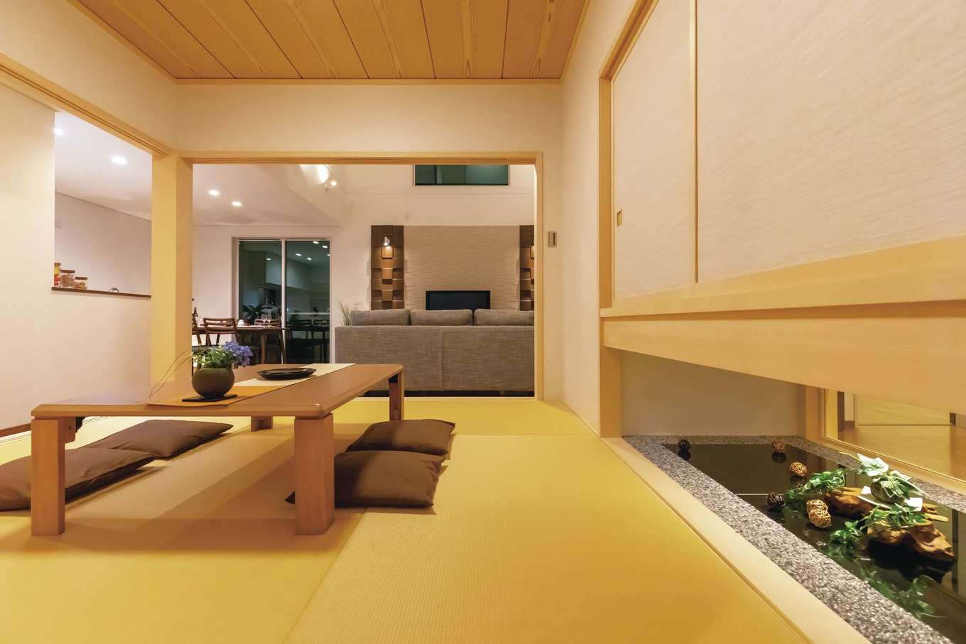 住宅工房 アリアンス【デザイン住宅、二世帯住宅、ガレージ】家の中心にしつらえた小上がりの和室。間仕切りもできて、ゲストの寝室にもなる。地窓から玄関の光を採りこむ