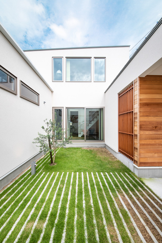 SEIEN ARCHITECT【趣味、建築家、インテリア】建物と壁で囲んだ中庭は、プライベートな時間を思いのままに過ごせる空間。建物の中庭側に開口部を大きく取ってあるので、室内まで明るさと開放感が行き渡る