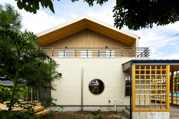 一級建築士事務所 GO_AN (ゴアン)【デザイン住宅、和風、建築家】2階には木調外壁と杉羽目板軒天に囲まれた、落ち着きのある約22畳の広いバルコニーを設置。夜空を眺めたり、BBQをしたり、キャッチボールをしたりと、多くの用途に使用できる