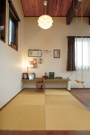 リビング内の畳コーナーはシャビーシックな雰囲気に。かわいい椅子はご主人の手づくり