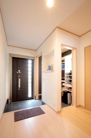 ウォークインの玄関収納 玄関に設けた大容量の土間収納は、 シューズクロークとしての機能のほ か、ベビーカーなども置けて空間を すっきりと見せられる。