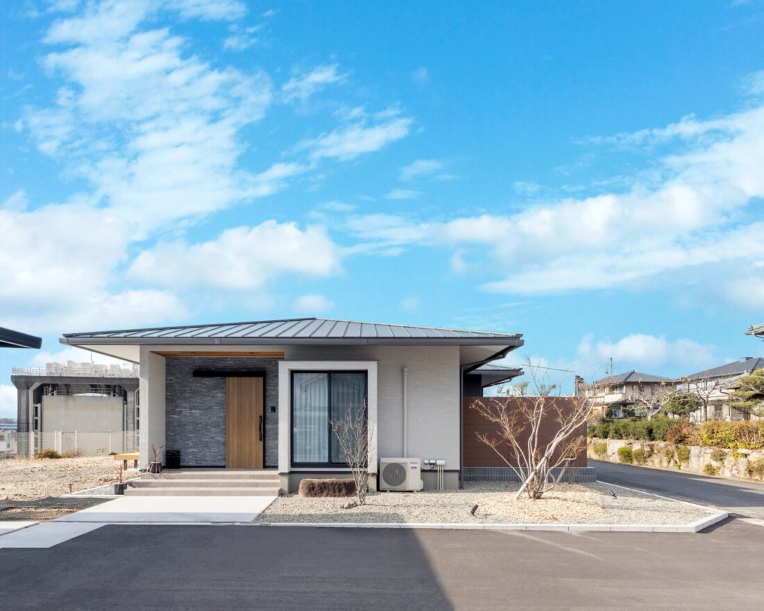 チェックハウス｜シンプルでモダンな平屋の外観。広々とした敷地に建ち、外壁のガルバリウム鋼板が落ち着いた雰囲気を醸し出している。
