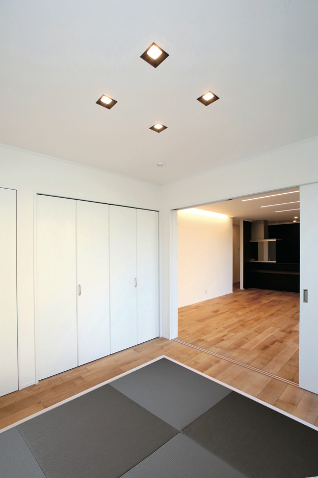 片桐建設【デザイン住宅、輸入住宅、省エネ】LDKと段差なく続く畳室では、LDKの床と同じオーク材でブラック＆グレーの畳を囲み、まるでステージのよう。空間全体にアクセントを与えてくれた　